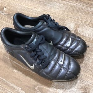 Women’s 7.5 Nike soccer cleat